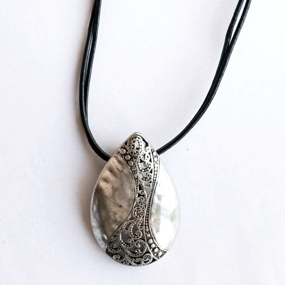 💥PRICE DROP💥Detailed Teardrop Pendant Necklace